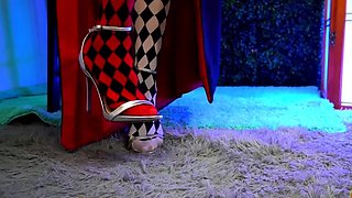 Laura King - Queen Of Hearts Shrinks And Swallows You