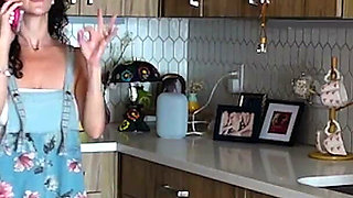 Size Queen House Sitter