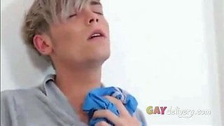 Twink Sniffs Schwimmer Bareback