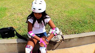 Amateur Asian teen gives blowjob outdoors