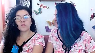 Webcam skinny brunette plays her squirt pussy