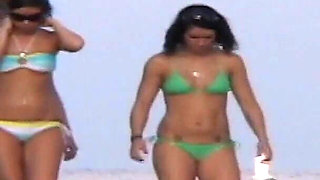 All Natural College Hotties Take Their Bikinis off