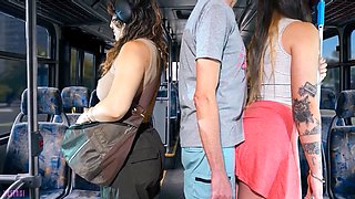 Masturbando a un extraño en el autobús