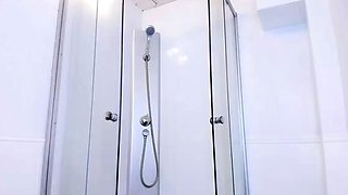 Elisa Oliver - Shower Show Sexy Lengerie