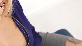 Louise - Waiting Cleavage - JOI