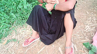 Desi Bhabhi Outdoor Freshng in Morning