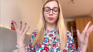 2 Ways to Recognize a Real-life Dominatrix