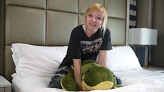 Lusty nymph's solo rubbing sex