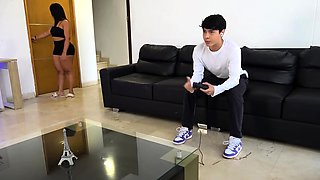 MI HERMANASTRA JUEGA VIDEOJUEGOS Y JUEGO CON SU CULO