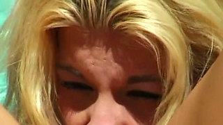 Hei&szlig;e Lesbenaction am Pool