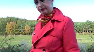 After taking a stroll, the voyeuristic Wanilianna engages