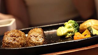336KNB-319　【スレンダー超美人奥様びしょイキ不倫】「真面目じゃないSEXがシたいです…。」妊活に疲れた貞節そうな奥様が他人棒にガン突きされてマ●コびしょびしょにしてイキ狂い！
