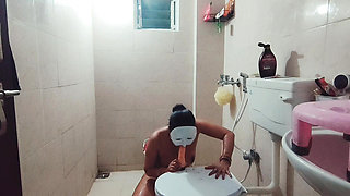 Bhabhi ne chocolate ke sath naha ke dildo ke sath sex kiya