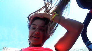 Melena Maria Rya Stripping in Cabrio