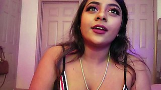 Babe With Big Boobs Masturbates