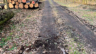 Pussy Slapping Mit Dem Lineal Im Wald