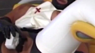 Threesome in the clinic to enjoy between apparature and sexy lesbians