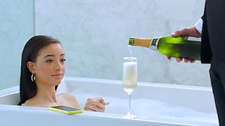 Scarlet & Johnny: Bed Babes Blowjobs