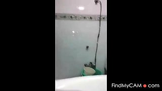 Indian Girl Masturbates on Webcam After Bath
