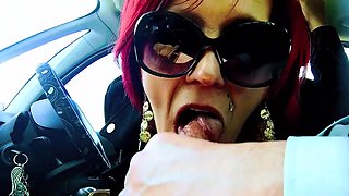 une bonne faciale au volant de la voiture