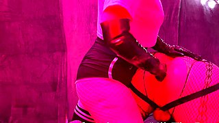 An amateur pussy is fisted by boyfriend
