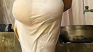 Classy Indian Bhabi Bathing Fully Nude Outdoor Showing Her Assets
