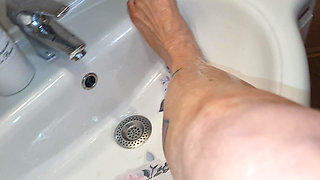 Melissa Johnson Shaving Her Granny Legs