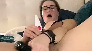 Pissing masturbating babe solo toy play