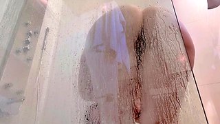 Brunette solo masturbation on webcam