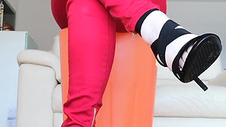 Raven Toe-tapping with Crossed Legs Red Jeans and High-heeled Sandals