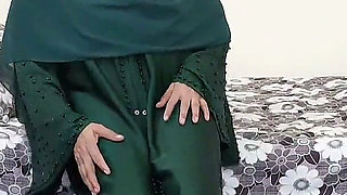 Very Hot Pakistani Muslim Niqab Women Masturbation by Dildo